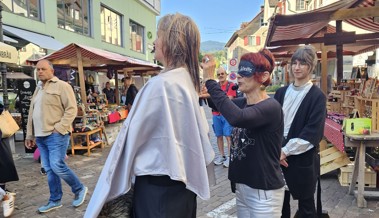 Schnitt nach Gefühl: Irina Garbini schneidet im Städtli Haare mit verdeckten Augen