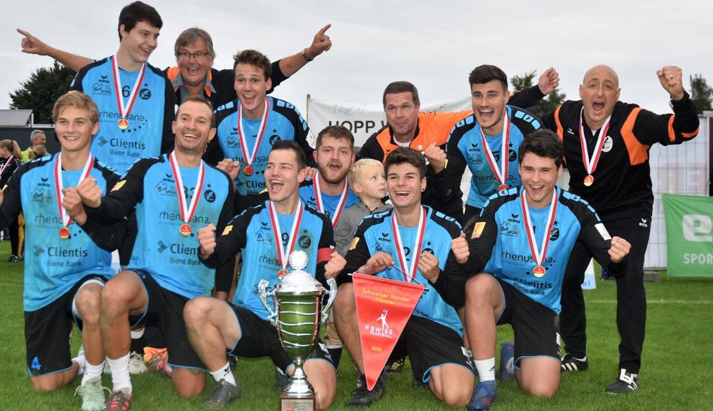 Faustball Widnau feiert den Meistertitel auf der heimischen Sportanlage Aegeten (hinten von links): Noel Frei, Jan Esser (Betreuer), Marco Bognar, Peo Meier (Coach), Domenic Fehle, Marco Köppel (Trainer). Vorne: Gian Kunz, Juliano Fontoura, Yannick Linder, Jan Meier, Jun Heule und Dominik Spirig. 