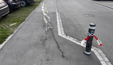 Autofahrer rammt Verkehrspfahl und flüchtet in fahrunfähigem Zustand