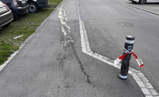 Autofahrer rammt Verkehrspfahl und flüchtet in fahrunfähigem Zustand