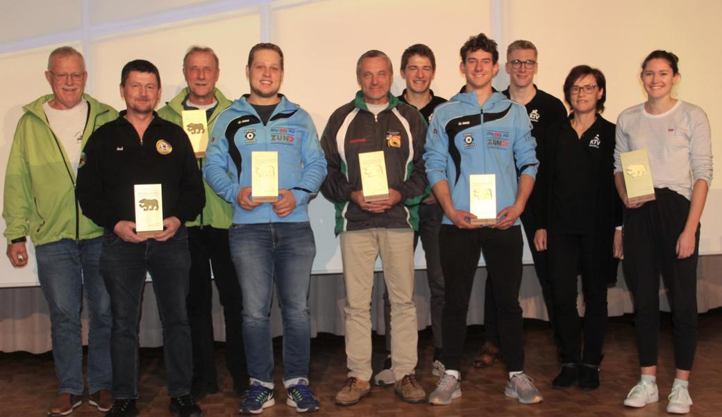 Zusammen mit Vereinsvertretern  freuen sich die Geehrten über den Goldigen Bären: (von links) Bruno Städler, Andreas Mosch, Urs Büchel, Marco Tanner, Hansruedi Götti, Jodok Buschor, Maurin Buschor. Pascal Steiger, Gerda Tanner und Lena Bischofberger. 