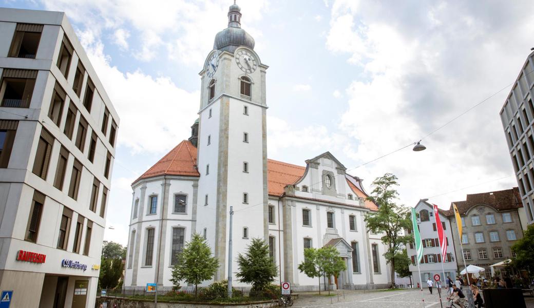 An elf Mittwochmorgen läuten die Glocken der katholischen Kirche, schönes Wetter vorausgesetzt, schon um halb fünf.