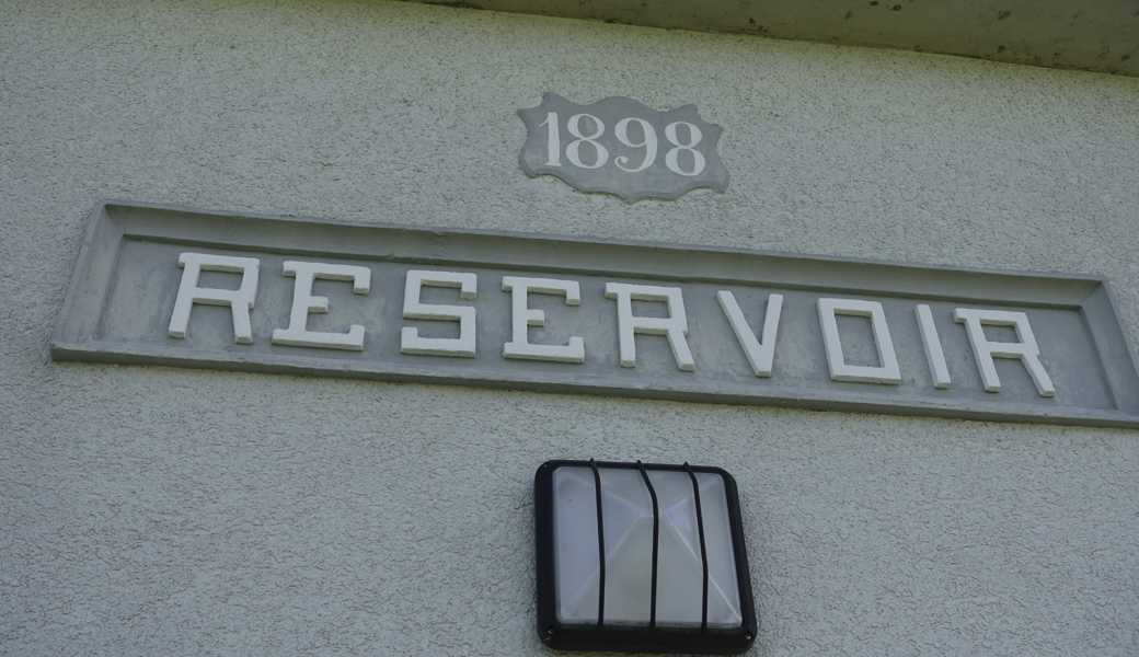 Nachdem 1898 das Reservoir Guggen oberhalb der Strasse nach Heiden fertiggestellt war, konnte die Wasserversorgung in Wolfhalden 1899 ihrer Bestimmung übergeben werden.  