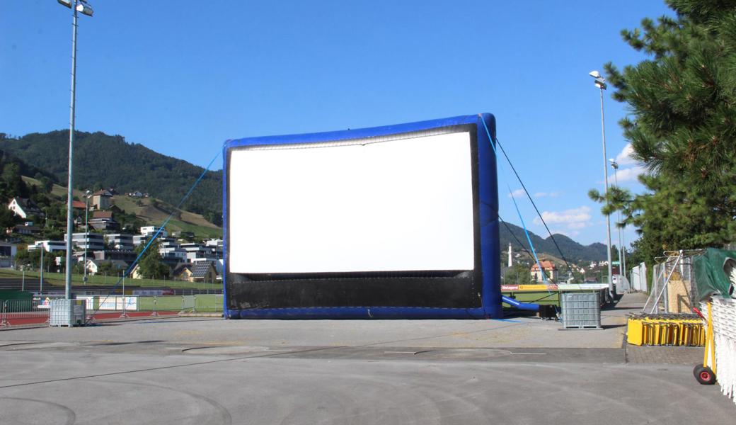 Die Leinwand steht.