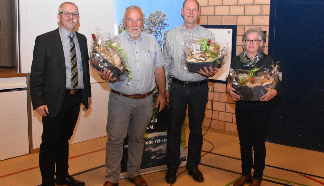 Jürg Hengartner, Präsident Ortsgemeinde Rebstein, ehrt Vorgänger Ernst Schönauer, sowie Ruedi Graf und Aurelia Keel.(v.l.) Jürg Hengartner, Präsident Ortsgemeinde Rebstein, ehrt Vorgänger Ernst Schönauer, sowie Ruedi Graf und Aurelia Keel.(v.l.)