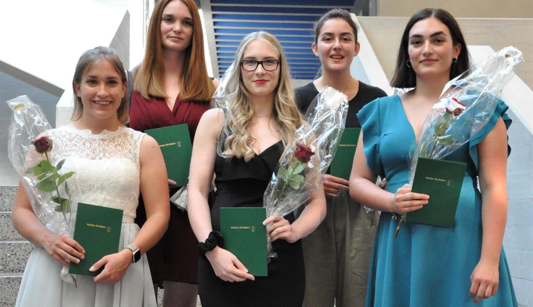 Klasse 4F, Fachmaturität»Gesundheit und Soziales». Untere Reihe v.l.: Valentina Egli, Vivian Noack, Francesca Pircher. Obere Reihe Kim Hutter (l.) und Simona Labriola. Es fehlt Sybil Riedmaier.