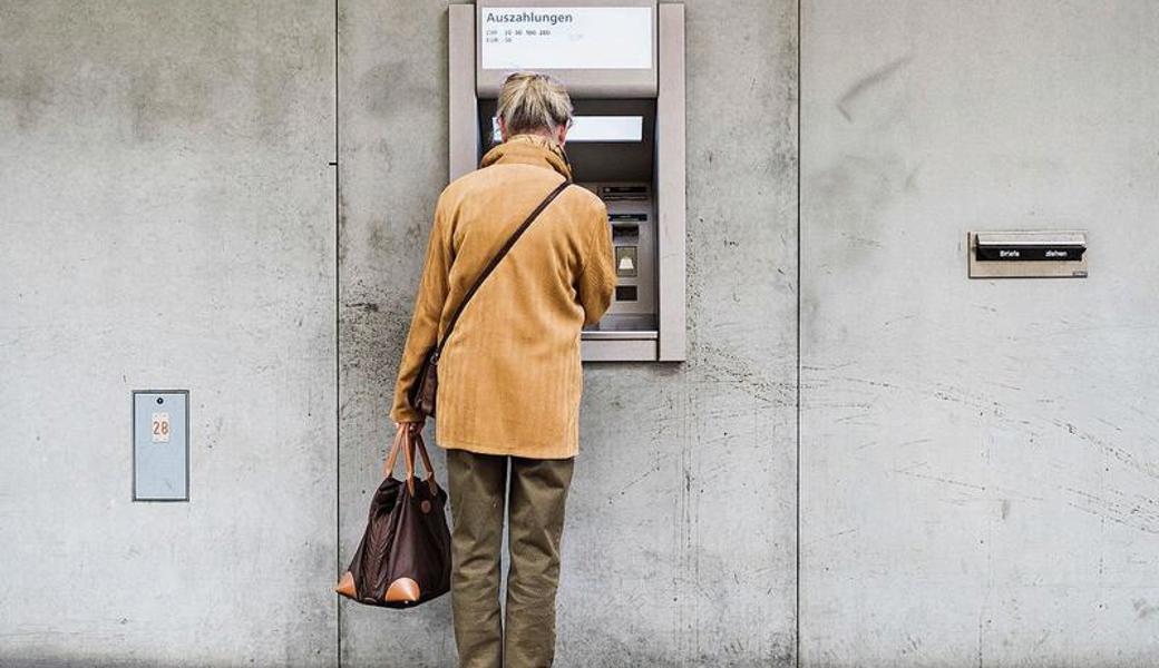 Vorsicht ist bei Geldbezügen an Bancomaten angebracht. Die Polizei rät insbesondere älteren Leuten, grössere Geldbeträge am Bankschalter abzuheben.