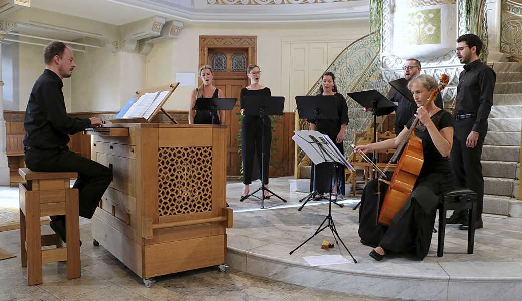 Kongeniales Ensemble: Martin Weber, Orgelpositiv, Constanze Störk (Sopran), Alexandra Schmid (Sopran), Claire-Marie Dreiseitl (Alt), Johannes Heieck (Tenor), Serafin Heusser (Bass) und Karen Benda (Viola da Gamba).  