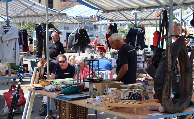 Von Pokémon bis Häkelkunst: Flohmarkt zieht Sammler und Künstlerinnen an
