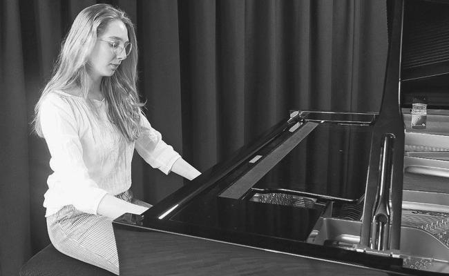 Pianistin Julia Roelli belegt zweiten Rang