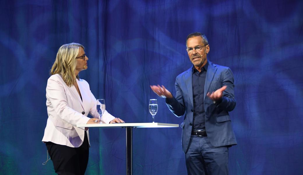 Moderatorin Sonja Hasler im Gespräch mit Überraschungsgast Matthias Hüppi, Präsident des FC St.Gallen. 