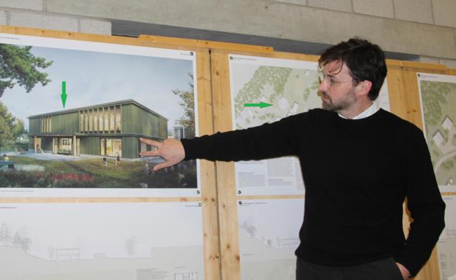 Doppelkindi mit bekanntem Kinderlied in der Fassade