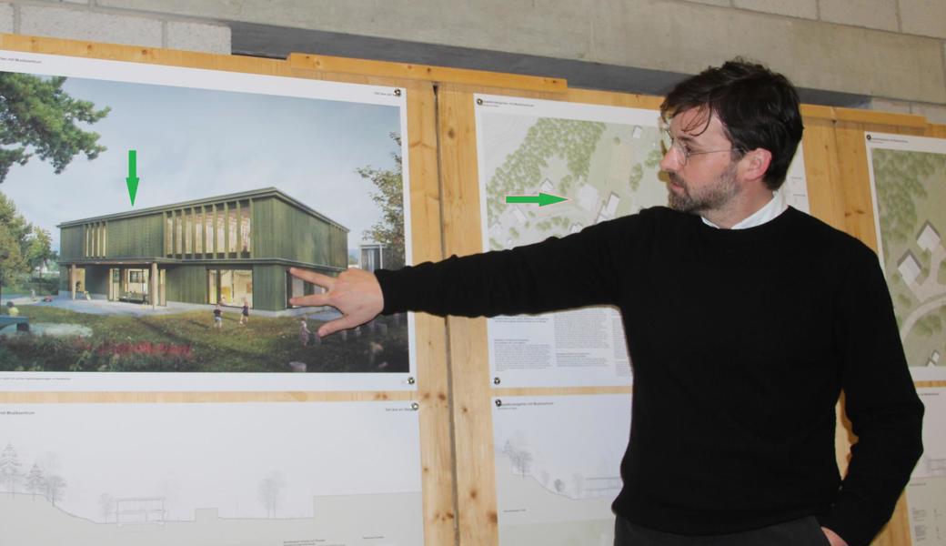Vom Büro des St. Galler Architekten Tom Munz (Bild) stammt das Siegerprojekt. In die perforierte Holzfassade ist – als Lochung – das bekannte Kinderlied «Döt dena am Bergli» eingefügt (grüner Pfeil links). Von der steilen Felswand hat das Gebäude etwas Abstand, sodass ein geschützter Aussenraum entsteht (grüner Pfeil rechts).