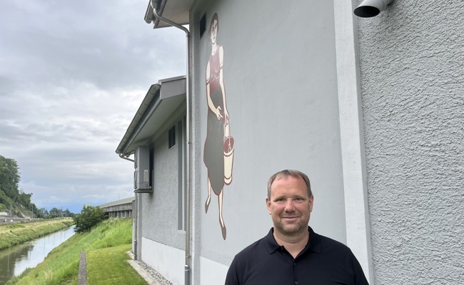 Keiner weiss, welcher Künstler die Frau auf dem Pumpwerk neben der Autobahn schuf