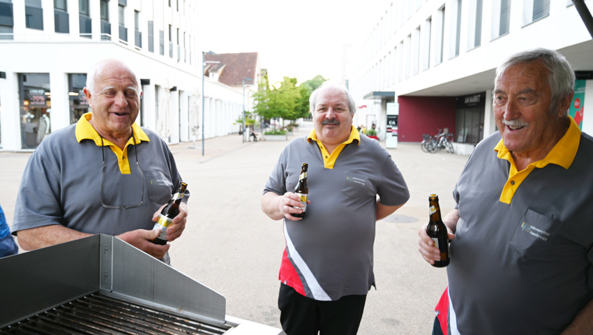 Eine Delegation des Männerchors Heerbrugg auf dem Heimweg vom Singen im Altersheim Verhus.