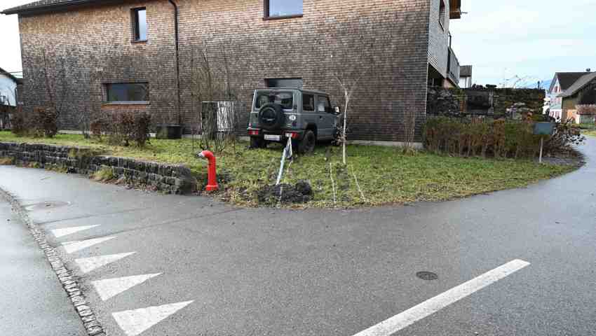 Mit dem Auto Verkehrsschild und Hausfassade gerammt Mit dem Auto Verkehrsschild und Hausfassade gerammt