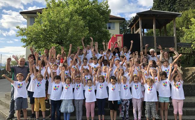 Mit neuen T-Shirts ans Fest der Kulturen