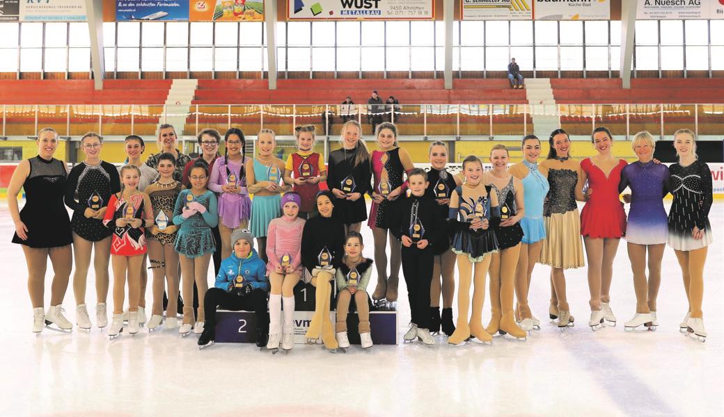 Stolz präsentierten sich Mitglieder und Gäste nach ihrem sportlichen Einsatz dem Fotografen.