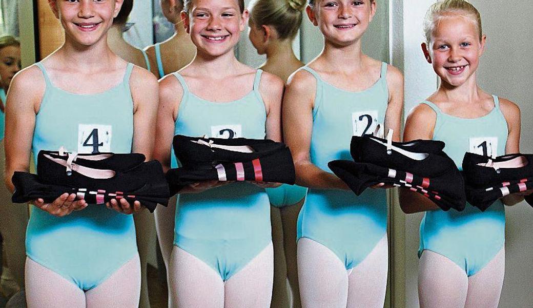 Die Erleichterung ist den Ballett-Eleven nach der Prüfung anzusehen – nun beginnt für sie das Warten auf das Ergebnis.