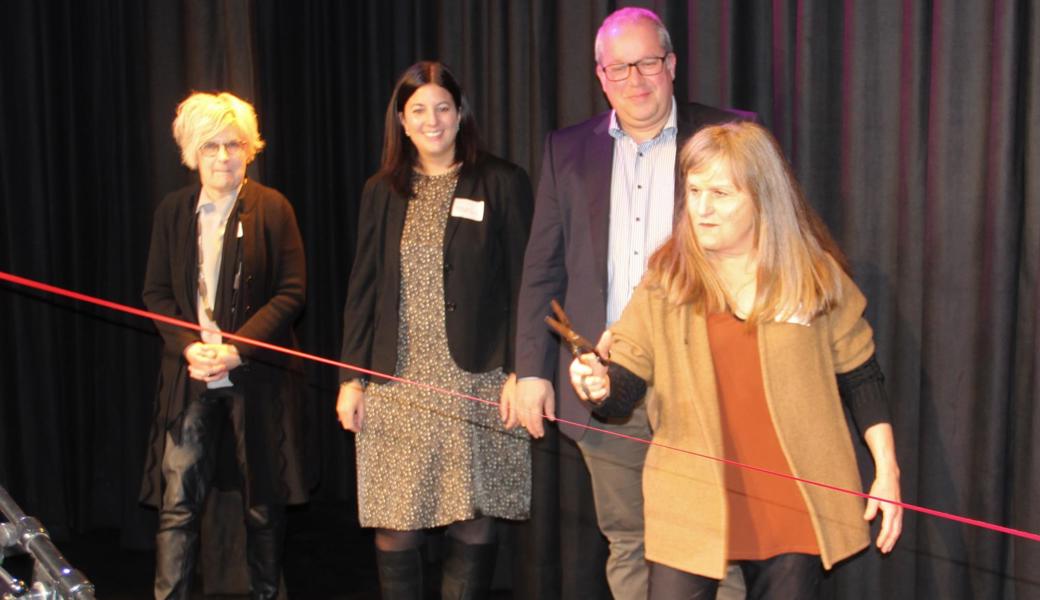 Diogenes-Gotte Gardi Hutter durchschnitt zur Eröffnung des neuen Zentrums für Geschichte und Kultur symbolhaft ein Band. 
Der Altstätter Stadtpräsident Ruedi Mattle, Regierungsrätin Laura Bucher und Christa Köppel als Präsidentin der Rheintaler Kulturstiftung (v.r.n.l.) freuen sich mit den Verantwortlichen des neuen Zentrums Prestegg mitten im Städtli. Diogenes-Gotte Gardi Hutter durchschnitt zur Eröffnung des neuen Zentrums für Geschichte und Kultur symbolhaft ein Band. 
Der Altstätter Stadtpräsident Ruedi Mattle, Regierungsrätin Laura Bucher und Christa Köppel als Präsidentin der Rheintaler Kulturstiftung (v.r.n.l.) freuen sich mit den Verantwortlichen des neuen Zentrums Prestegg mitten im Städtli.