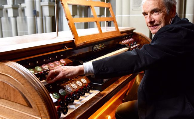 Jürg Brunner spielt erste Feierabendmusik des Konzertzyklus