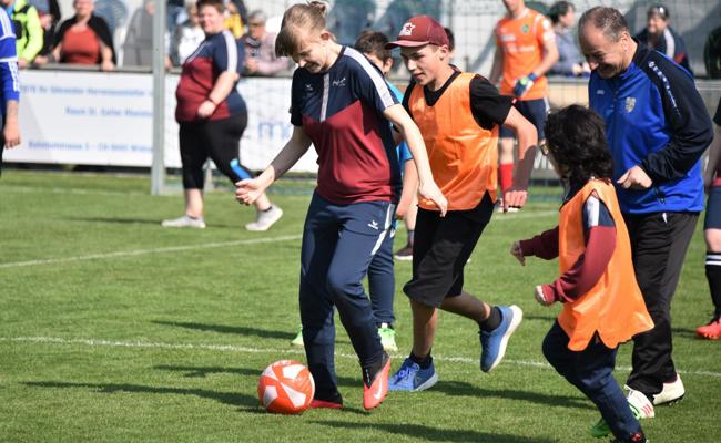 Auch ein Fussballplatz kann Bühne für die Inklusion sein