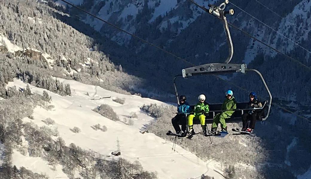 In Elm entspannt sich die Situation. Die Zufahrt in das Glarner Dorf ist wieder offen und einige Lifte in Betrieb.