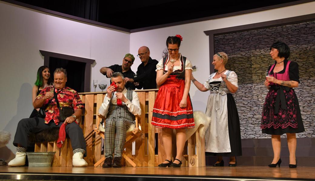 Ein Glas Sekt soll die Stimmung im Chalet heben. Das mündet sowohl in Heiterkeit als auch in Verwirrung. Ein Glas Sekt soll die Stimmung im Chalet heben. Das mündet sowohl in Heiterkeit als auch in Verwirrung.