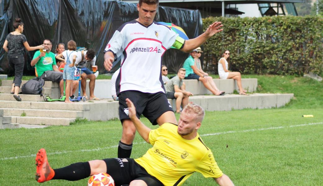 Tristen Boog (unten) und FCA-Kapitän Jonas Signer hatten an diesem Nachmittag häufig miteinander zu tun.