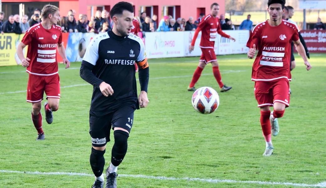 St. Margrethen, in Schwarz Captain Salvatore Forgia, hat zur Winterpause fünf Punkte Vorsprung auf den Strich. Darunter liegt der FC Montlingen, der in der Hinrunde enttäuscht hat.
