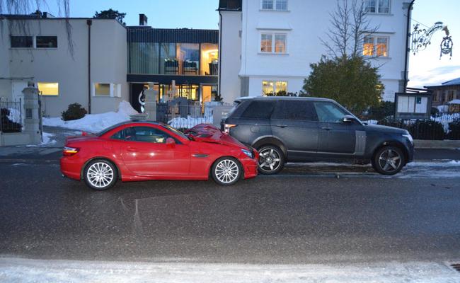 82-Jähriger fährt In parkiertes Auto