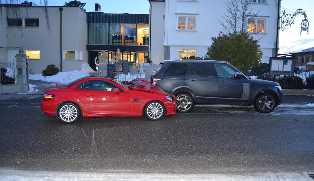 Beim Wiederanfahren rammte der 82-jährige Autofahrer einen parkierten Geländewagen.