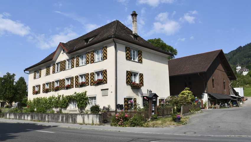 Der Hof der Familie Sturzenegger liegt direkt am Dorfeingang. Der Hof der Familie Sturzenegger liegt direkt am Dorfeingang.