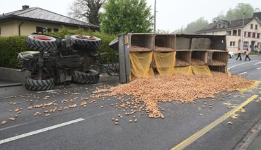 Verhängnisvolles Ausweichmanöver: Traktor kippt, Kartoffeln landen auf der Strasse