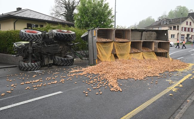 Verhängnisvolles Ausweichmanöver: Traktor kippt, Kartoffeln landen auf der Strasse
