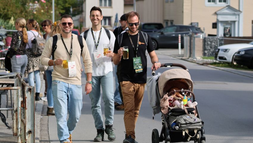 Mit Rucksack und Bierglas: 488 Teilnehmende feiern Premiere der Bierwanderung