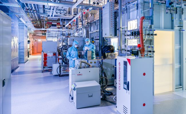 Mitglieder der regionalen Arbeitgeberverbände informierten sich über Ausbau des Reinraums