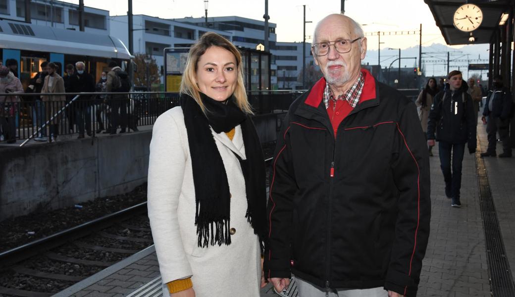 Nadia Hämmerli (Programmleiterin RailFair der SBB) und Walter Schwendener (Koordinator der Bahnhofpatengruppen von Heerbrugg und Buchs) am Bahnhof Heerbrugg.