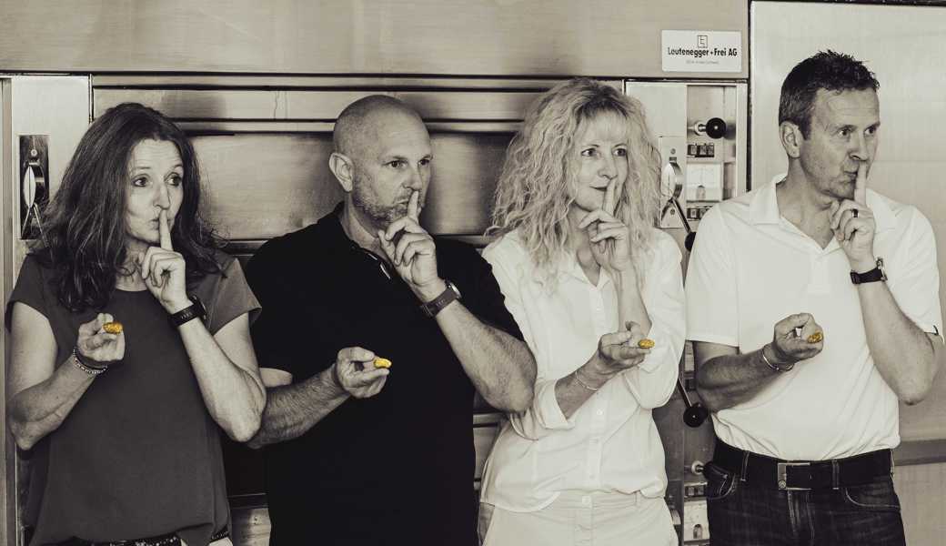 Sie machen nun anstelle des Konditors und Confiseurs Josef Benz das «braune Gold» (von links): Barbara und Martin Thurnheer sowie Brigitte und Stefan Lüchinger.  Sie machen nun anstelle des Konditors und Confiseurs Josef Benz das «braune Gold» (von links): Barbara und Martin Thurnheer sowie Brigitte und Stefan Lüchinger.