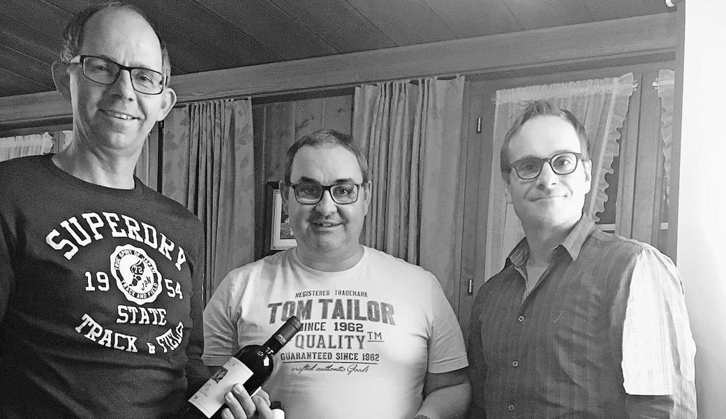 Für 25 Jahre Swiss-Ski-Mitgliedschaft wurden geehrt (v. l.); Richi Halter und Francisco Garmendia mit Präsident Christoph Zellweger. Bild: pd