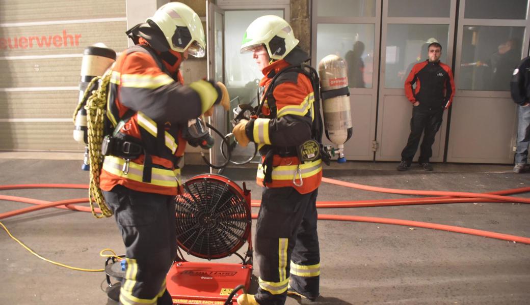 Mit einem Luftgebläse wurde der Rauchentwicklung entgegengewirkt