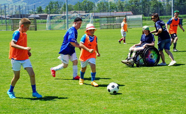 Fussballfreude für alle: So spielten Kinder und Erwachsene mit Handicap am «Biene Fussballturnier»