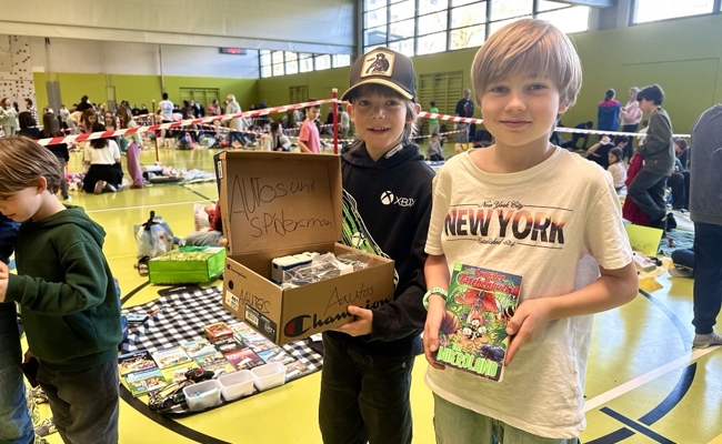 Riesiger Schulflohmarkt lehrt Kinder Nachhaltigkeit