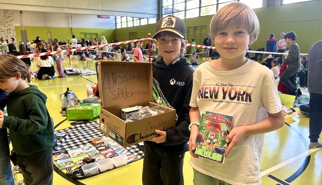 Riesiger Schulflohmarkt lehrt Kinder Nachhaltigkeit