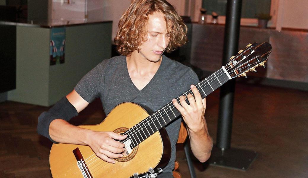 Henrik Hörtner bereicherte die Hauptversammlung mit strahlenden Gitarrenklängen.