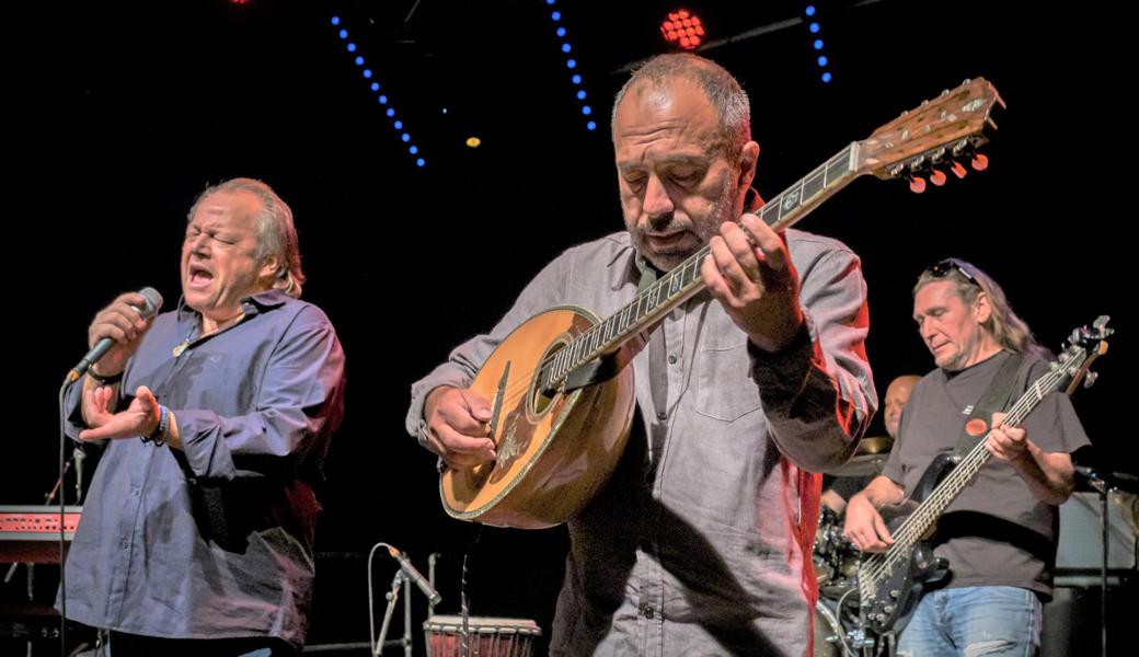 Mario Borrelli (links) legt ein neues Album («Specchiati») vor. An der Altstätter Kulturwoche Staablueme hat er erstmals neue Lieder vorgestellt. Zehn der elf Stücke hat der Sänger mit Gitarrist Saki Hatzigeorgiou (Mitte) komponiert. Rechts: Winnie Bucher am Bass.