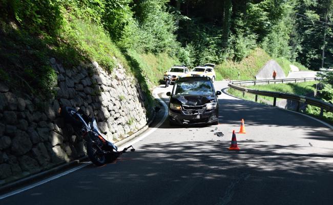 Töfffahrer auf Gegenfahrbahn verursachte Frontalkollision mit Auo