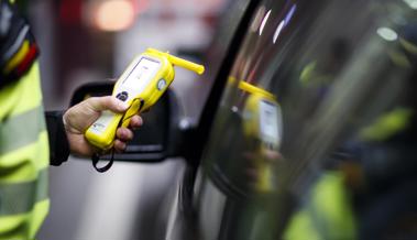 Betrunken ohne Führerschein in vier Autos geprallt