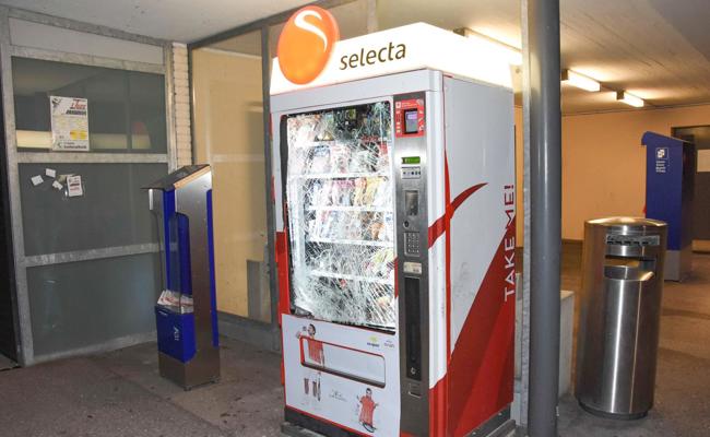Jugendliche knackten Automaten mit Axt