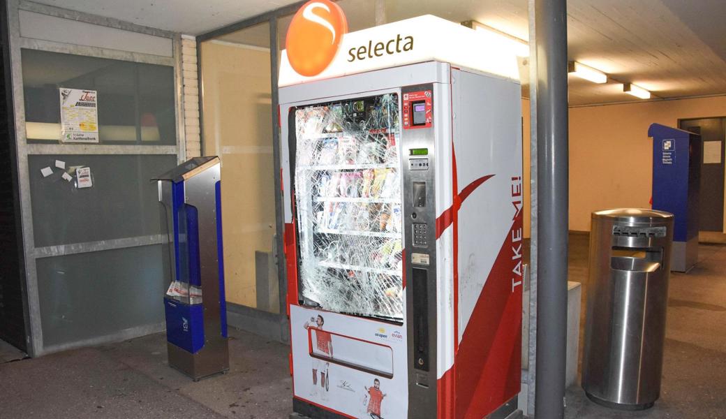 Die beiden Jugendlichen brachen den Automaten auf.